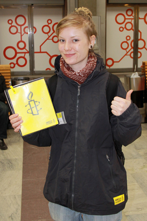 En svensk Amnesty-volontär på Stockholms centralstation (Foto: Haris T., den 3 mars 2011) En svensk Amnesty-volontär på Stockholms centralstation (Foto: Haris T., den 3 mars 2011)