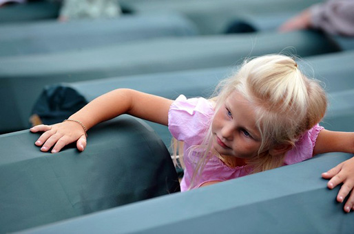 En liten bosnisk flicka bland kistorna. Srebrenica, den 11 juli 2009 (Foto: Elvis Barukčić/AFP/Getty Images)
