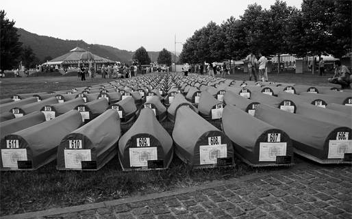 Ytterligare 613 offer för folkmordet i Srebrenica begravdes den 11 juli 2011 (Foto: Haris Tucaković)