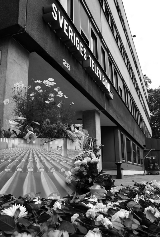 Den 4 september 2011 arrangerades manifestationer utanför SVT:s huvudkontor i Stockholm, Göteborg, Malmö, Västerås och Falun, där folk kom och placerade blommor för att hedra offren i Srebrenicafolkmordet. Den 4 september 2011 arrangerades manifestationer utanför SVT:s huvudkontor i Stockholm, Göteborg, Malmö, Västerås och Falun, där folk kom och placerade blommor för att hedra offren i Srebrenicafolkmordet.