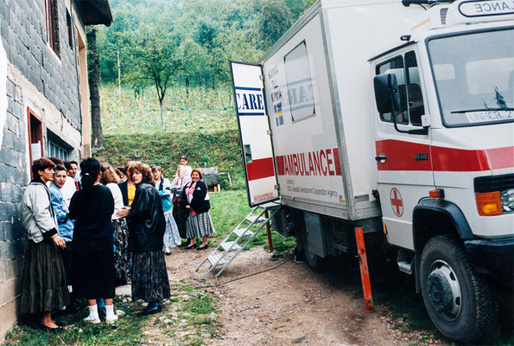 En av de första leveranserna med bristvaror inköpta med hjälp av Kvinna till Kvinnas pengainsamling, anländer till Bosnien (1993). Foto: Kvinna till Kvinna/arkiv
