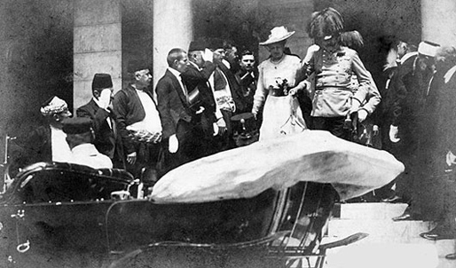 Austrougarski prijestolonasljednik Franz Ferdinand sa svojom suprugom Sofijom kreće prema automobilu u kojem će uskoro obaviti svoje posljednje putovanje; fotografija je snimljena par minuta prije nego što ih je ubio Gavrilo Princip (Foto: Karl Tröstl) Austrougarski prijestolonasljednik Franz Ferdinand sa svojom suprugom Sofijom kreće prema automobilu u kojem će uskoro obaviti svoje posljednje putovanje; fotografija je snimljena par minuta prije nego što ih je ubio Gavrilo Princip (Foto: Karl Tröstl)
